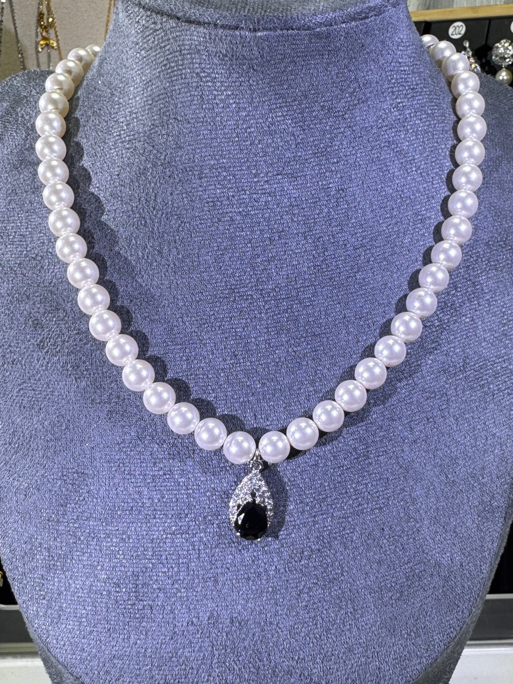 Classic Shell-Pearl Necklace with Black Teardrop Pendant